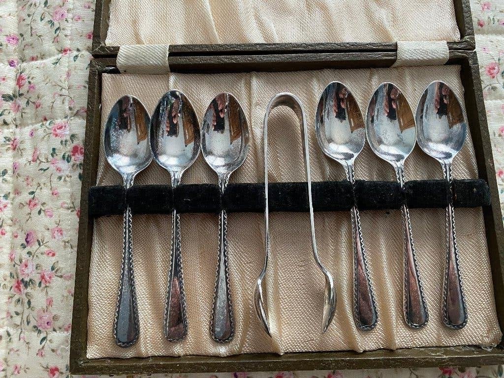 oud etui met 6 lepeltjes en suikertang (EPNS), Ophalen of Verzenden, Zo goed als nieuw, Overige materialen, Theelepel