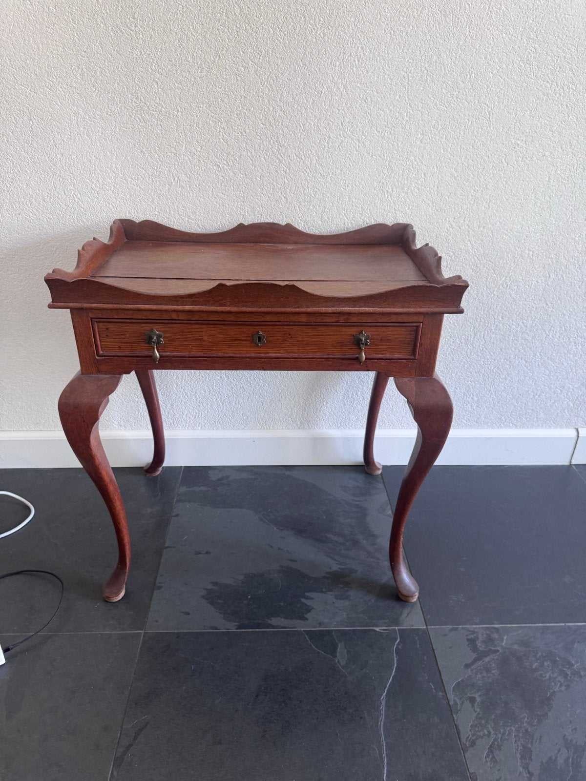 Antieke bijzettafel met lade - Chippendale stijl, Antiek en Kunst, Antiek | Meubels | Tafels, Ophalen