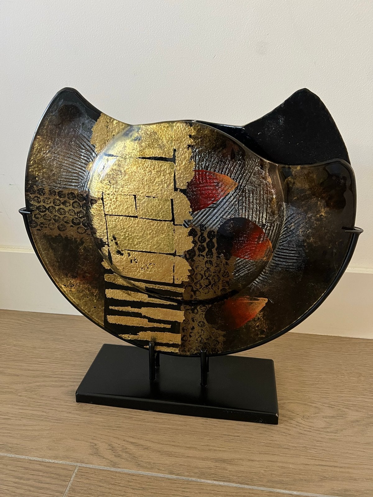 Decoratieve schaal/vaas zwart/goud met metalen standaard, Schaal, Nieuw, Ophalen of Verzenden, Glas