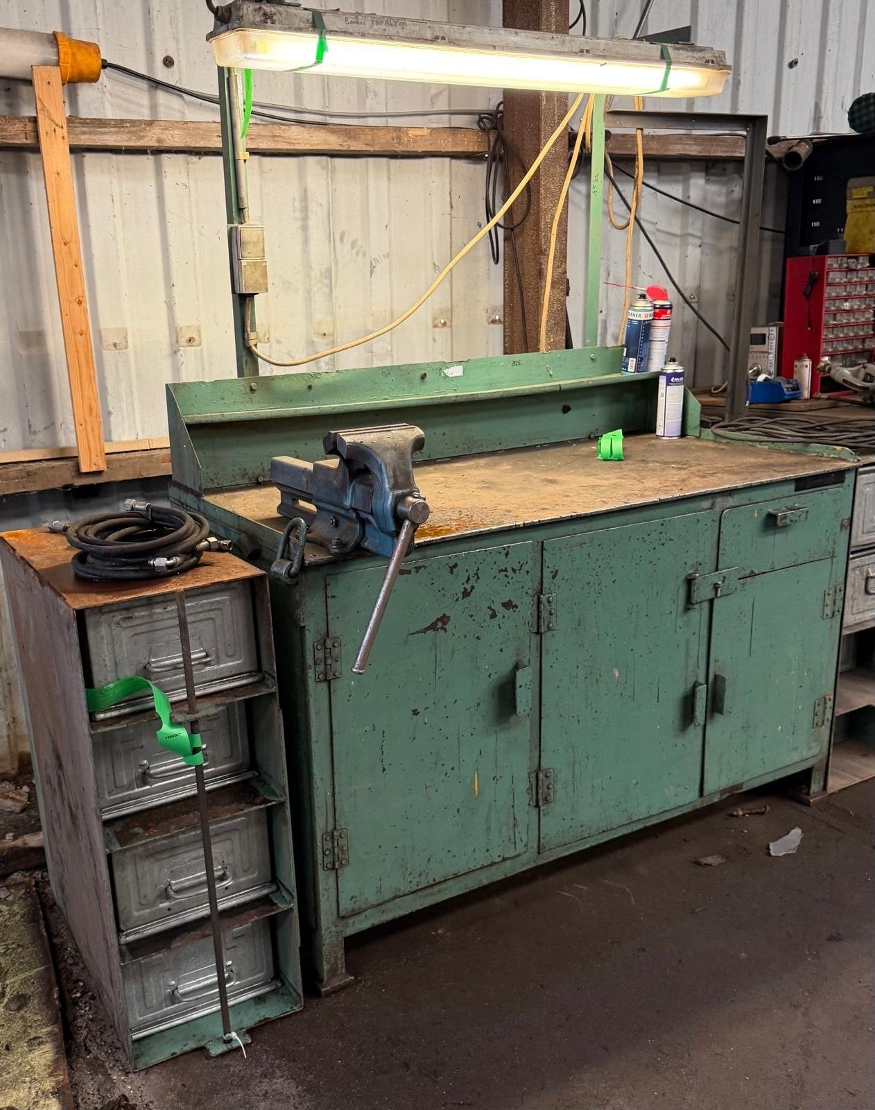 Robuuste werkbank met bankschroef en opbergruimte, Ophalen, Gebruikt, 170 cm of meer, Bankschroef