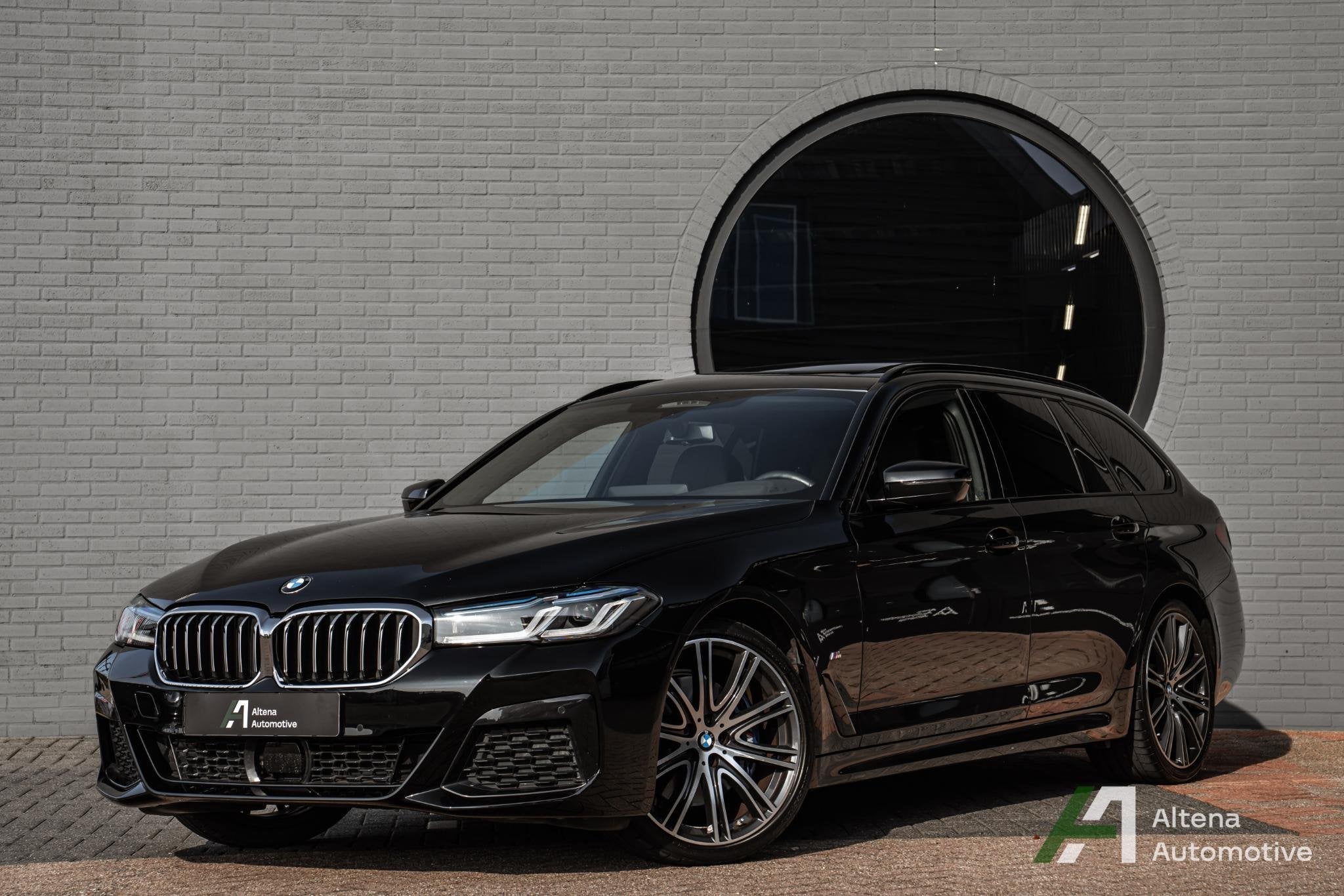 BMW 5-serie Touring 530i xDrive High Executive Edition M-spo, Auto's, Automaat, Gebruikt, 4 cilinders, Zwart