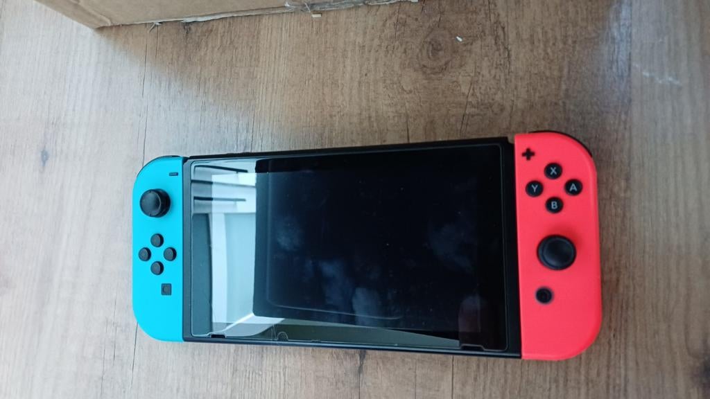 Nintendo Switch V2 met accessoires en vier spellen, Racen en Vliegen, Ophalen of Verzenden, Zo goed als nieuw, 3 spelers of meer