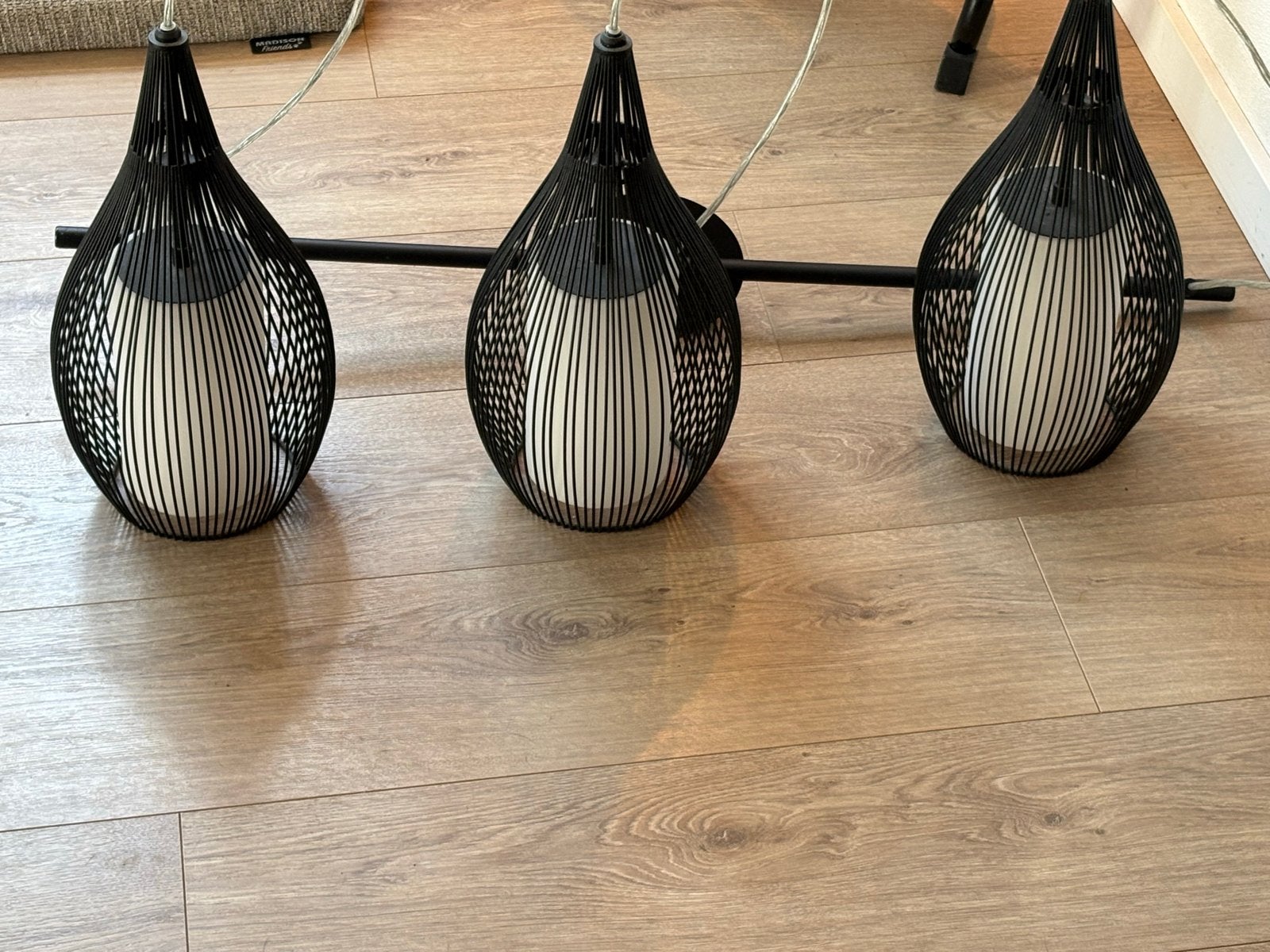Moderne hanglamp met 3 zwarte draadkappen, Ophalen of Verzenden, Zo goed als nieuw, Metaal, E27 (groot)