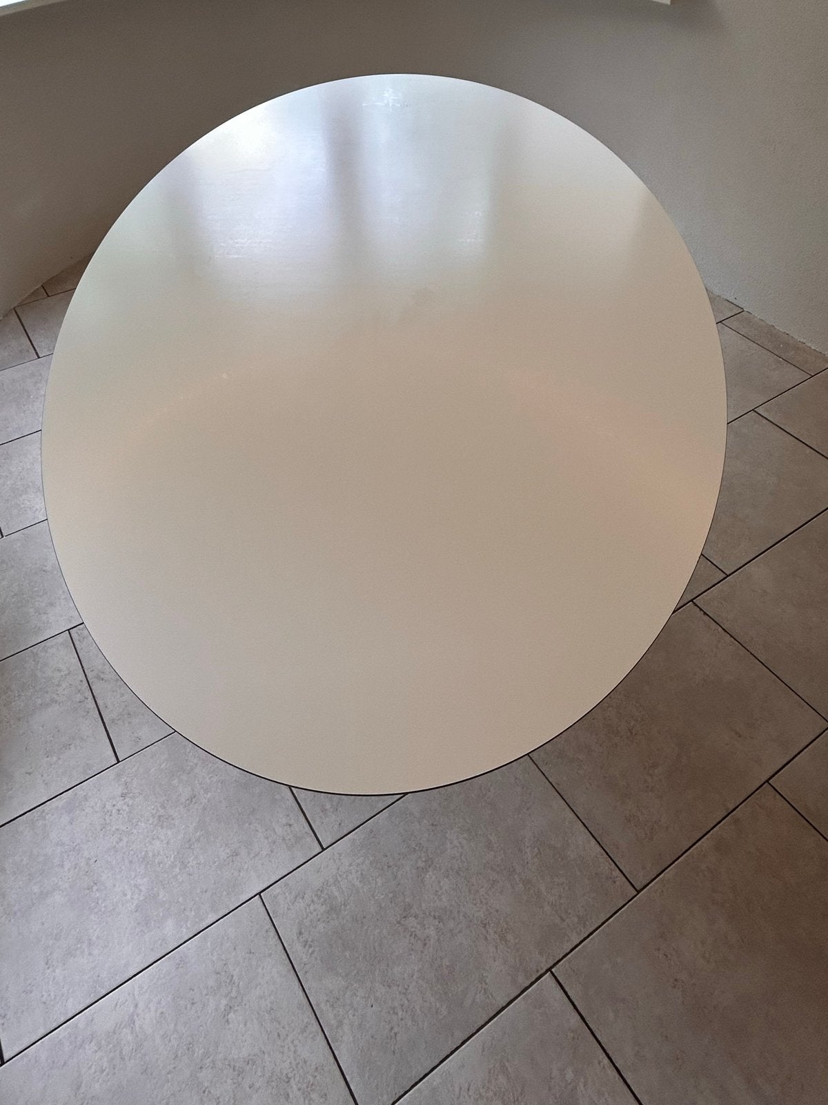 Witte ovale eettafel met zware metalen voet, Huis en Inrichting, Tafels | Eettafels, Ophalen, Gebruikt, 100 tot 150 cm, 200 cm of meer