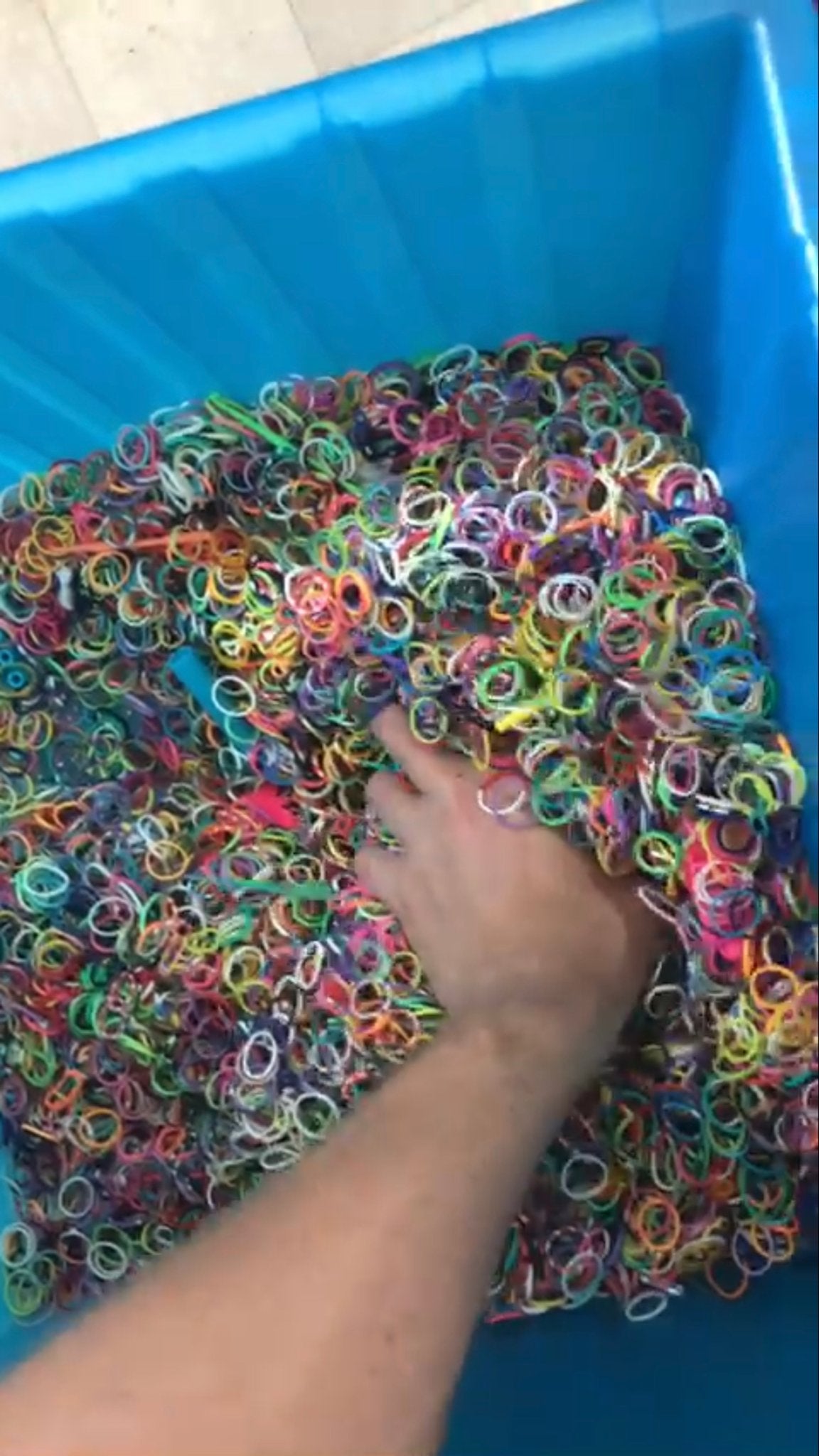 Grote bak vol loom elastiekjes met clips en haakjes, Gebruikt, Meerkleurig, Ophalen of Verzenden, Rubber
