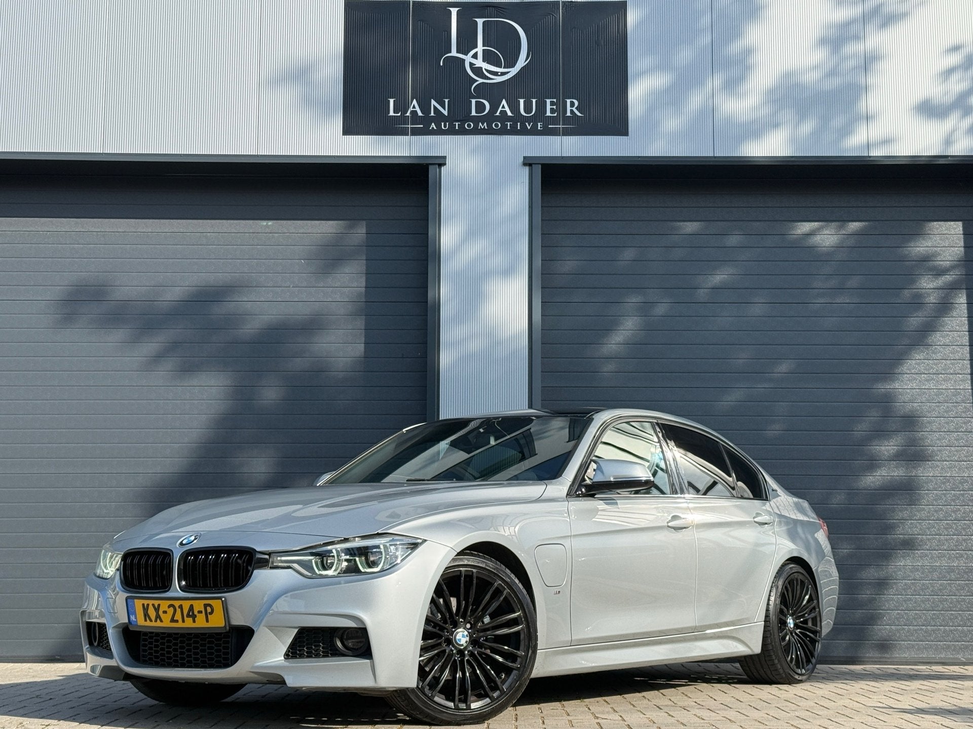BMW 3-serie 330e Centennial High Executive / AKRAPOVIC / NAP, Auto's, BMW, Automaat, 1998 cc, Achterwielaandrijving, Gebruikt