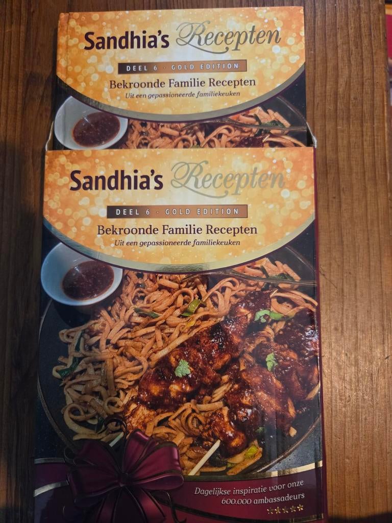 De Surinaamse Keuken - Luxe Gold Edition in cadeaubox, Zuid-Amerika, Nieuw, Ophalen of Verzenden, Sandhia