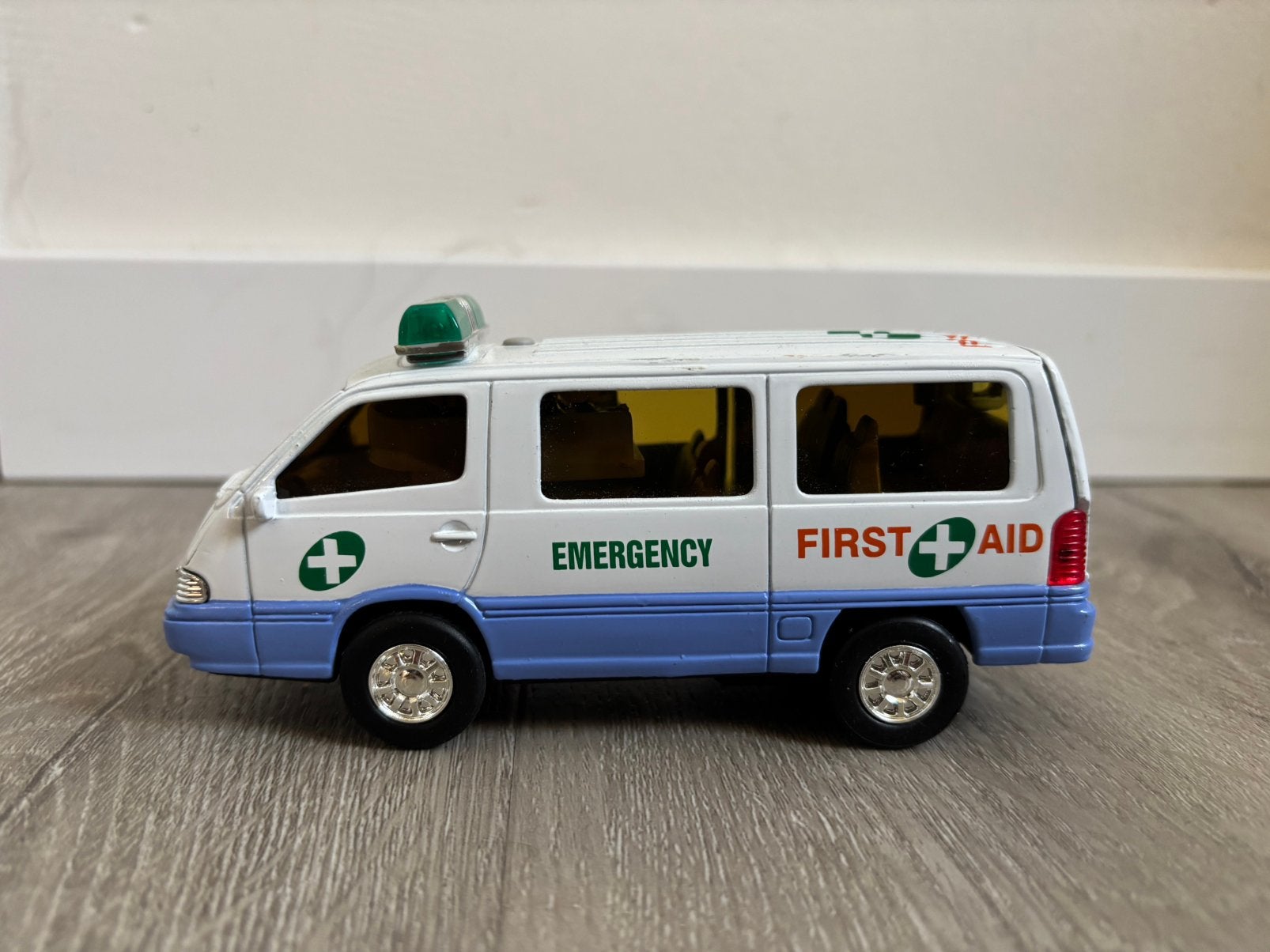 SsangYong Istana ambulance, Ophalen of Verzenden, Zo goed als nieuw, Auto, Overige merken