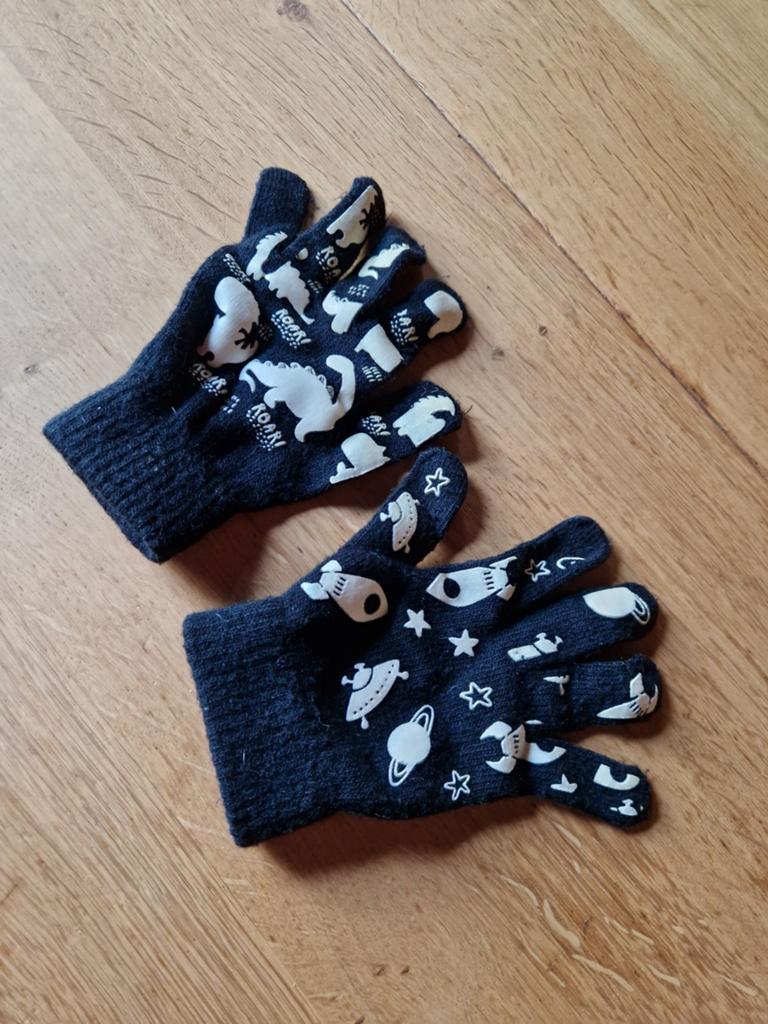 GLOW IN DE DARK DINO DINOSAURUS HANDSCHOENEN, Kinderen en Baby's, Kinderkleding | Mutsen, Sjaals en Handschoenen, Ophalen of Verzenden