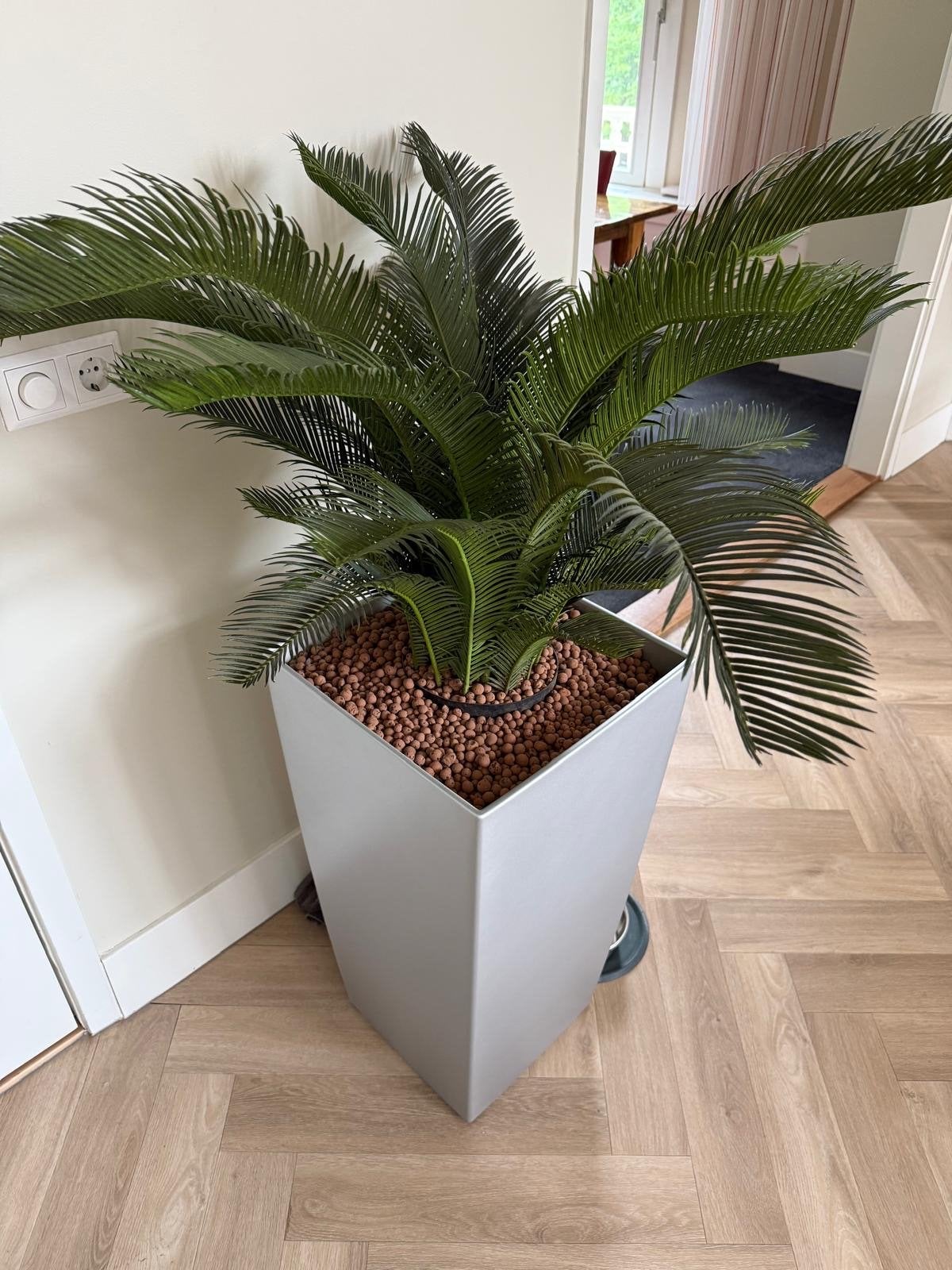 Varen kunstplant in zilveren pot, Huis en Inrichting, Kamerplanten, Ophalen, Palm, Halfschaduw, In pot