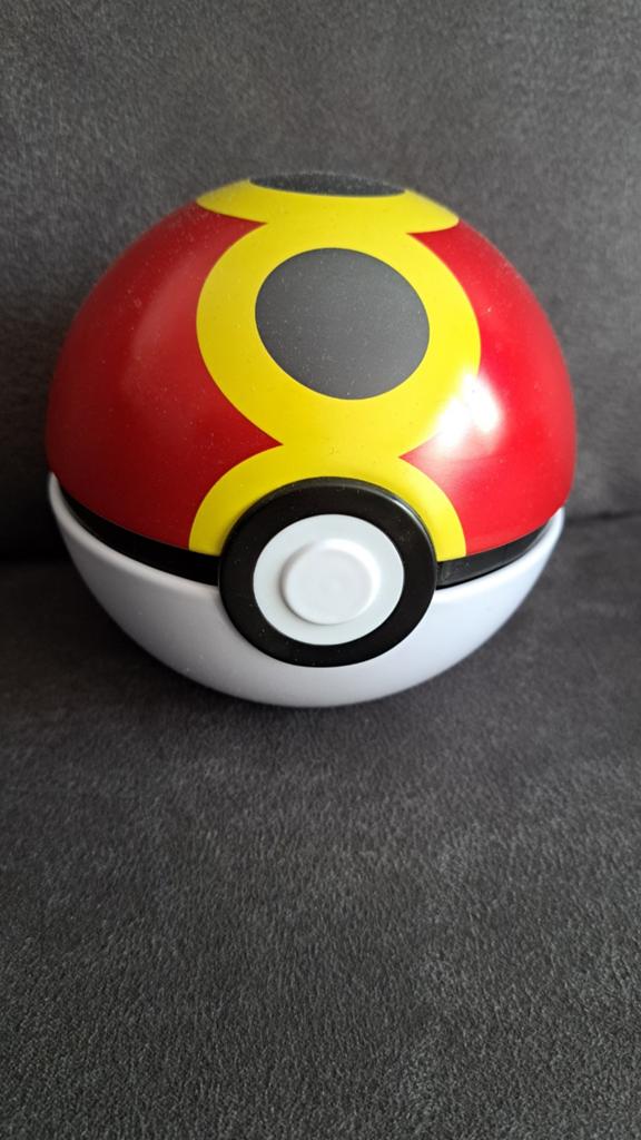 Pokemonkaarten in pokemon bal, Ophalen of Verzenden, Zo goed als nieuw