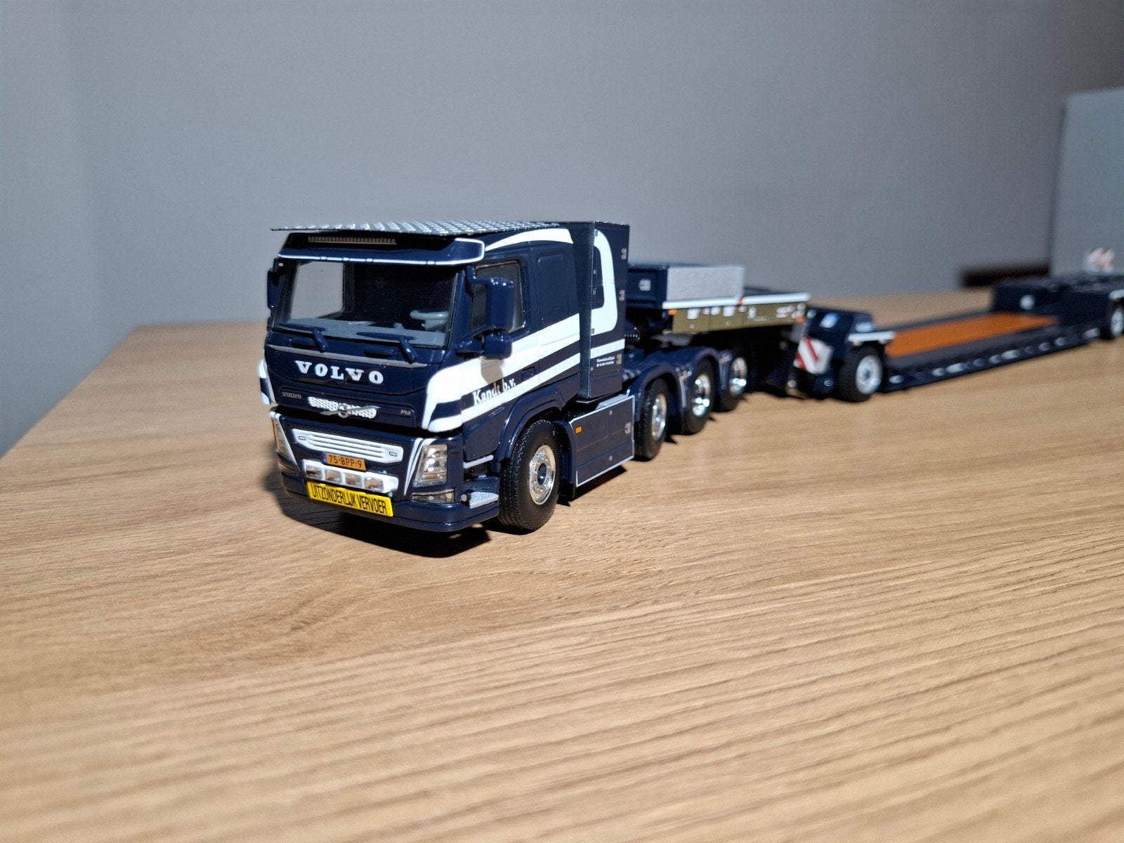 WSI Volvo 8x4 trekker en dieplader Kandt B.V., Hobby en Vrije tijd, Verzenden, Zo goed als nieuw, Bus of Vrachtwagen, Wsi