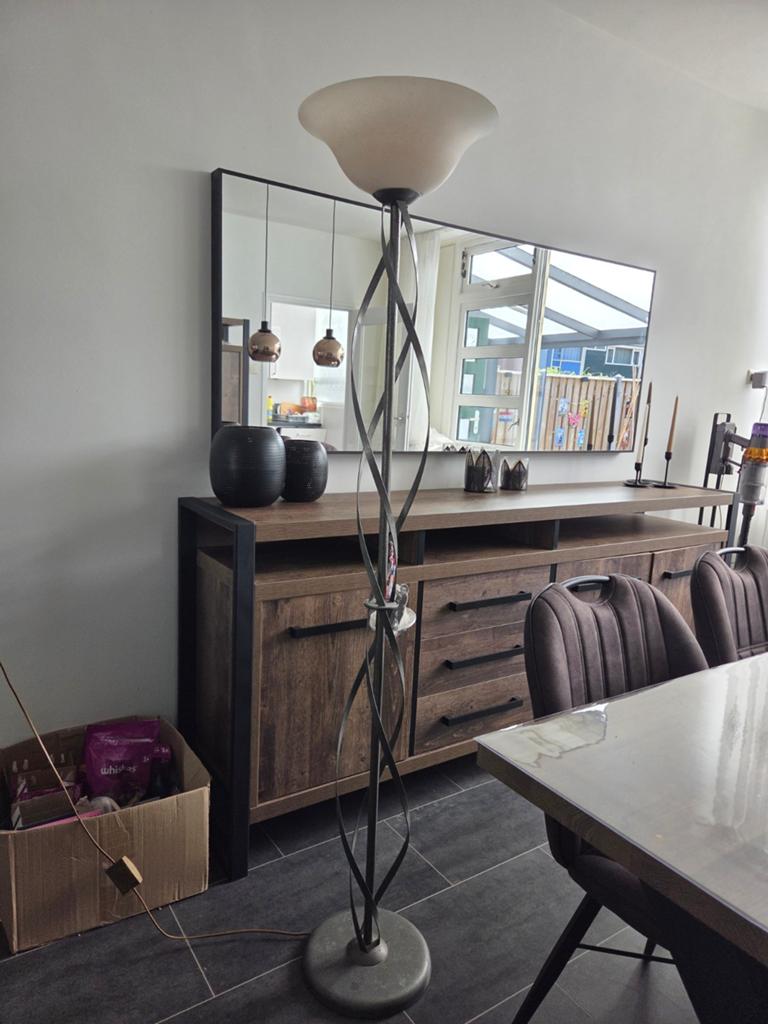 Stijlvolle vloerlamp met gedraaide metalen voet, Ophalen, Gebruikt, Modern klassiek, Glas