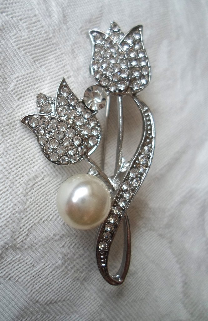 Broche tulpen met strass steentjes en faux parel., Overige materialen, Ophalen of Verzenden, Zo goed als nieuw, Goud