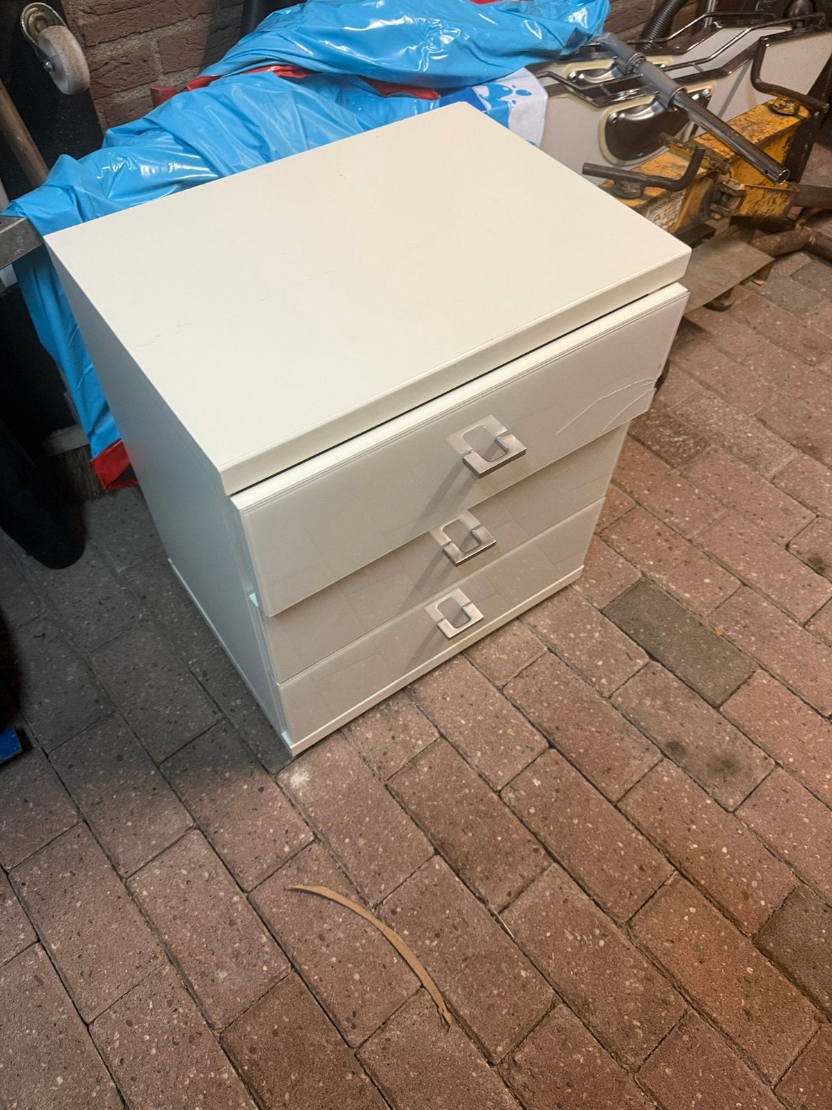 Nachtkastje wit drie laden. Gratis, Ophalen, Gebruikt, 50 tot 100 cm, 3 of 4 laden