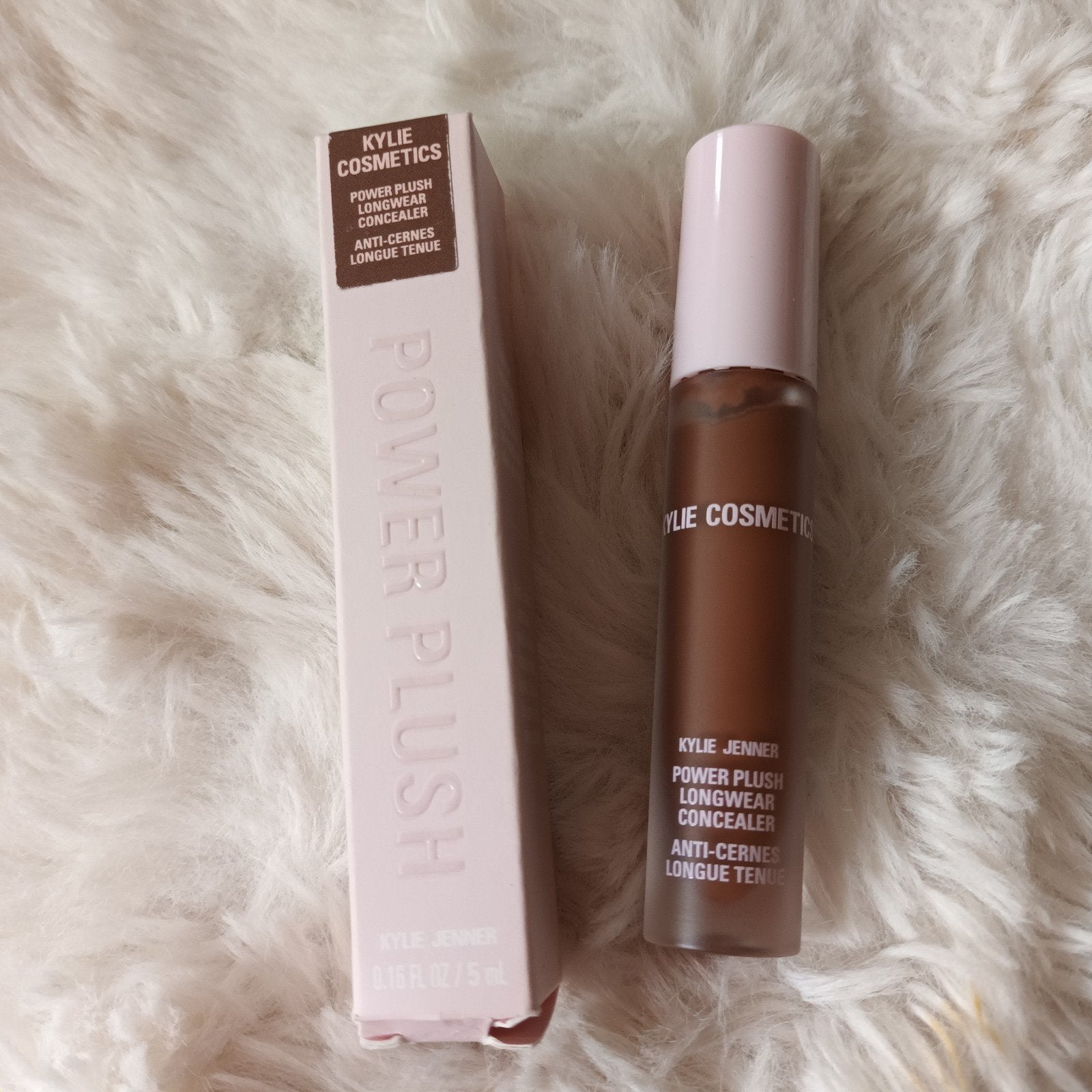KYLIE JENNER longwear consealer....nieuw, Ophalen of Verzenden, Nieuw, Gehele gezicht