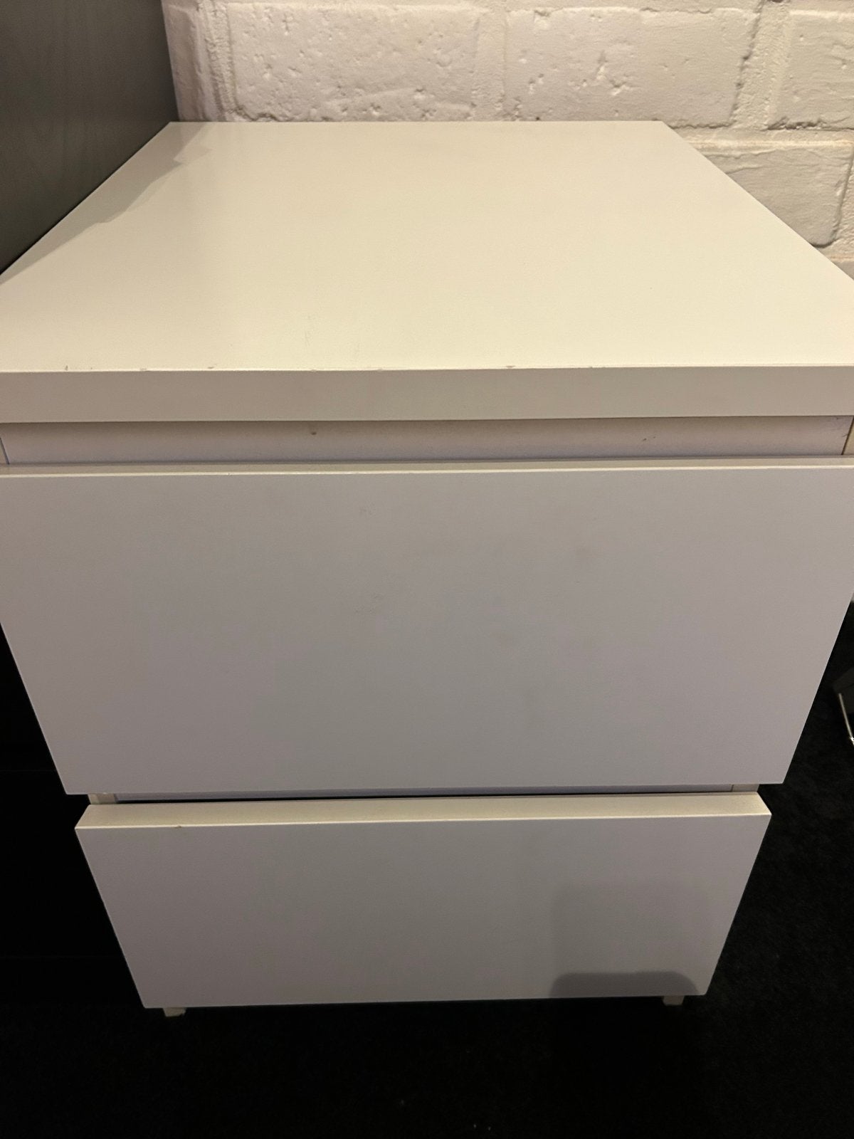 Wit nachtkastje/ladenkastje met 2 lades, Ophalen, Overige materialen, Gebruikt, Minder dan 45 cm