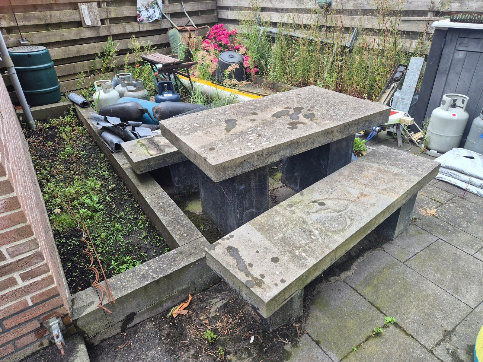 Stenen tuintafel met 2 bankjes - gratis af te halen, Ophalen, Gebruikt, Rechthoekig, Overige materialen
