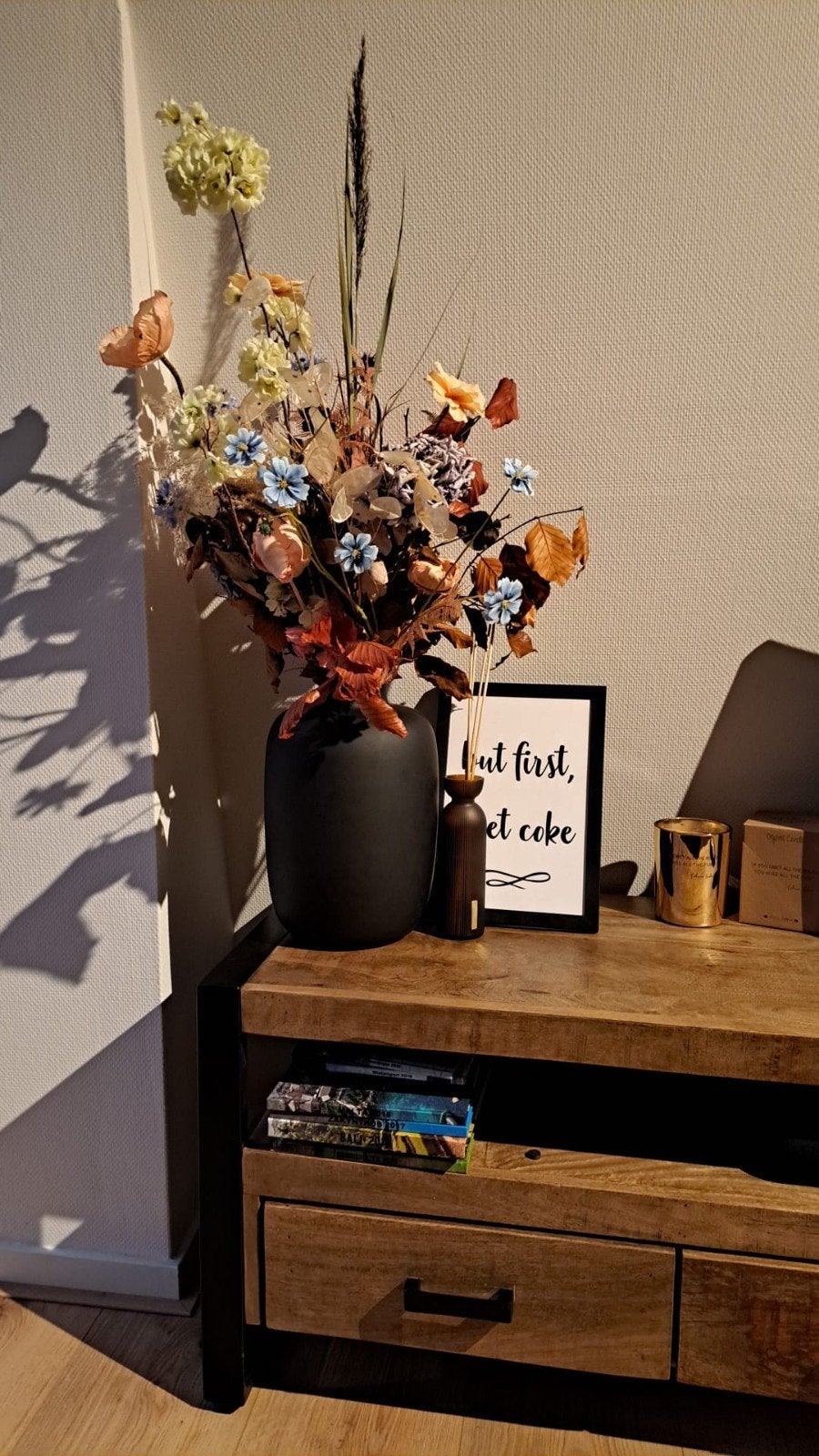 Vaas met droog- en zijdebloemen, gevuld met vogelzand, Ophalen, Gebruikt, Inclusief droogbloemen, Zwart