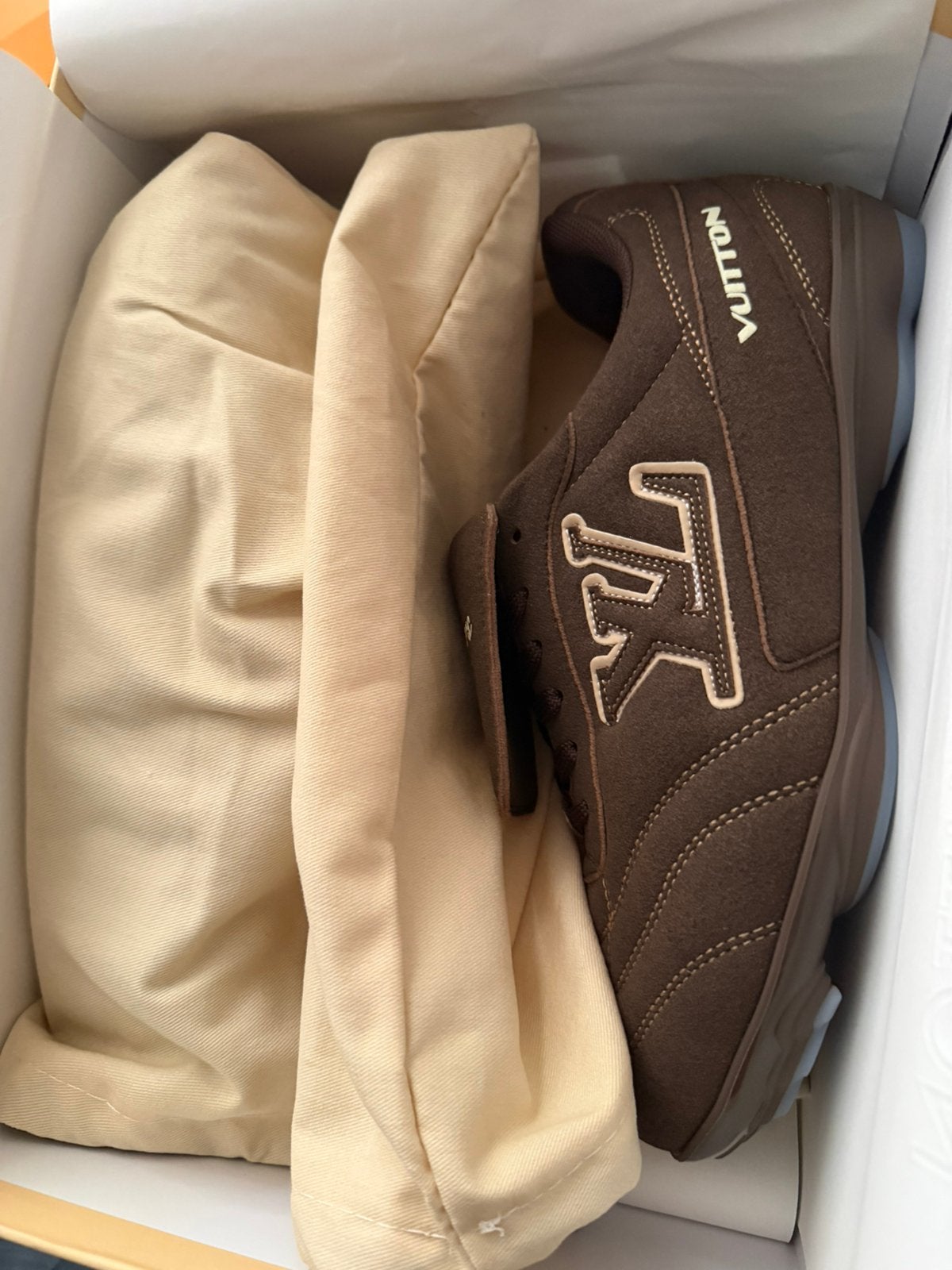 Louis vuitton 43, Bruin, Nieuw, Ophalen of Verzenden, Sneakers of Gympen