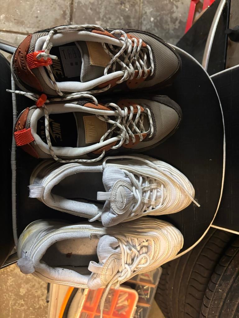 2 paar nike schoenen in goede staat, Kleding | Dames, Schoenen, Ophalen of Verzenden, Gedragen, Bruin, Sneakers of Gympen