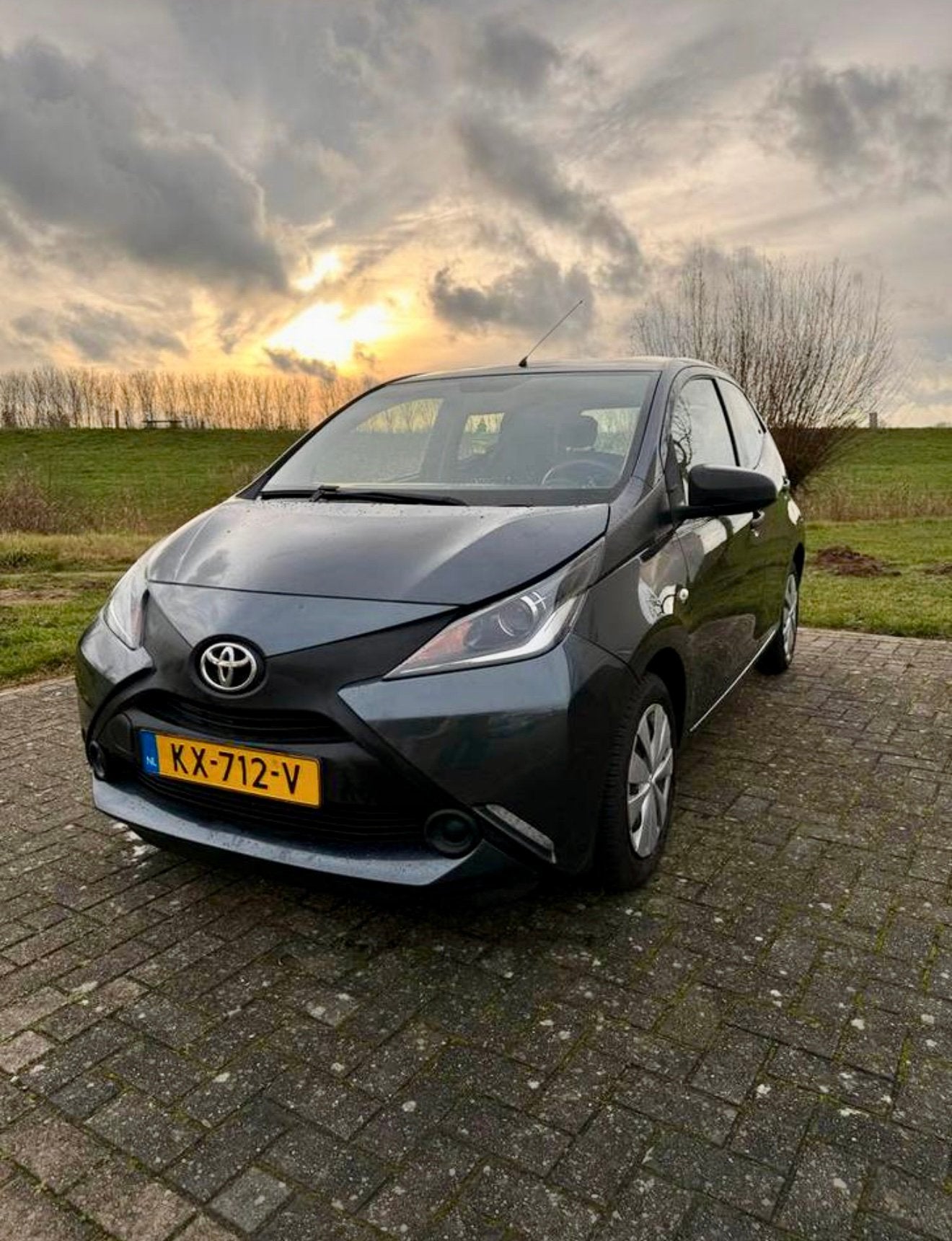 Toyota Aygo 1.0 12V Vvt-i 5drs 2016 Grijs X-NOW - AIRCO LED, Auto's, Voorwielaandrijving, 4 stoelen, Origineel Nederlands, Handgeschakeld