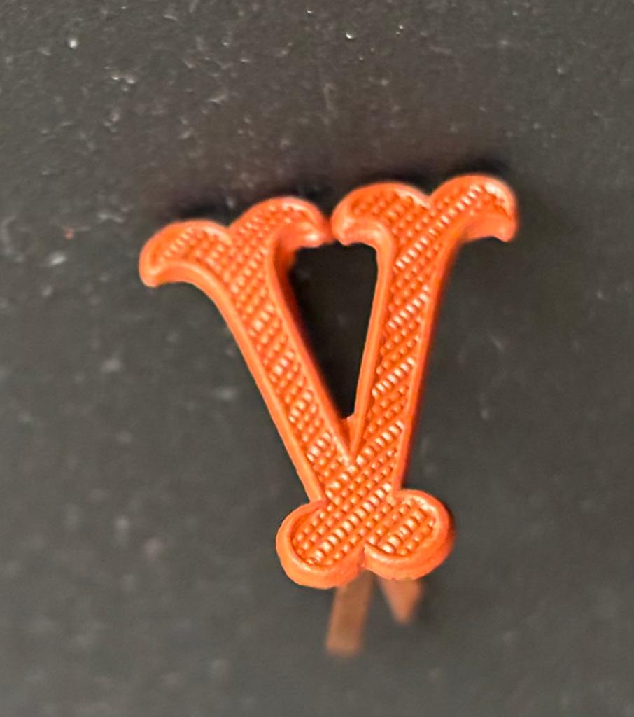 Embleem veldmuts 5 of V romeins cijfer voor ‘40, Verzenden, Nederland, Embleem of Badge