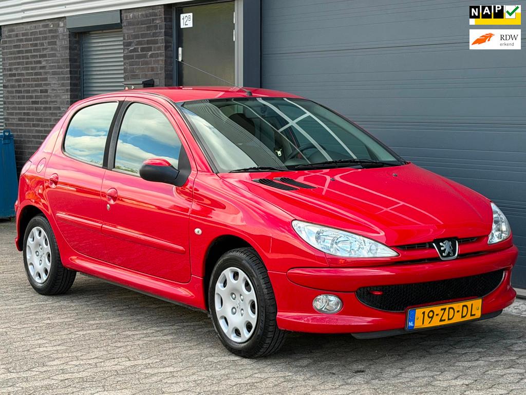 Peugeot 206 1.4 Forever 5drs AIRCO APK NAP BOEKJES, Auto's, Voorwielaandrijving, Stof, 4 cilinders, Origineel Nederlands