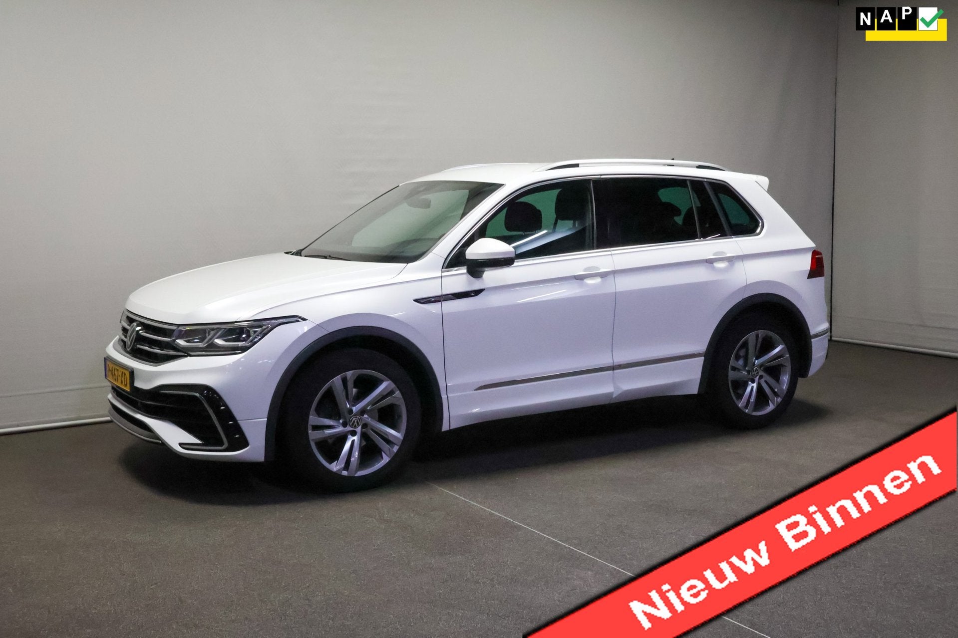 Volkswagen Tiguan 1.5 TSI R-Line Business+, Auto's, Euro 6, 4 cilinders, Wit, Origineel Nederlands