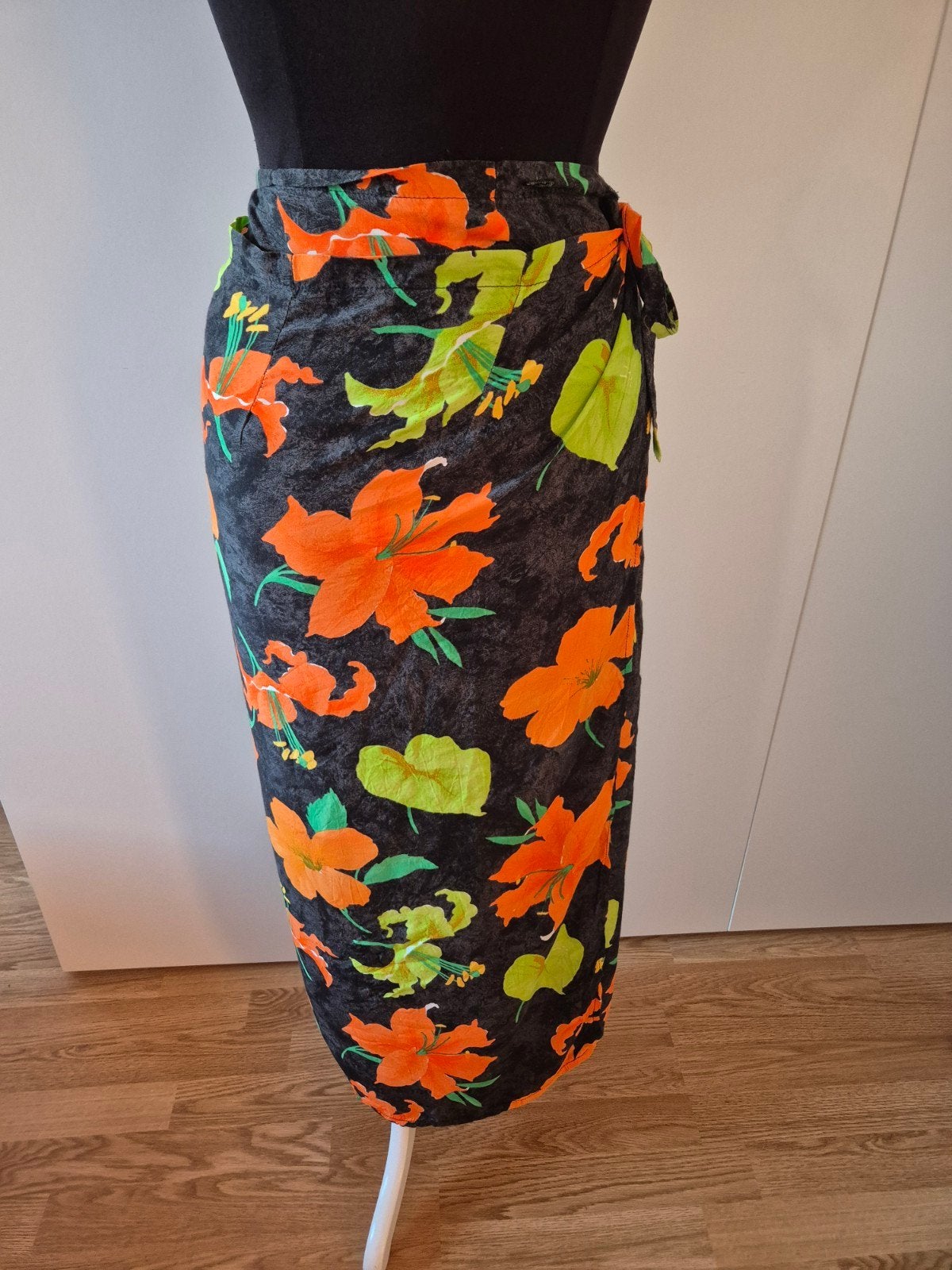 Prachtige tropische wikkelrok/Sarong – bloemenprint, Ophalen of Verzenden, Zo goed als nieuw, Oranje, Onder de knie