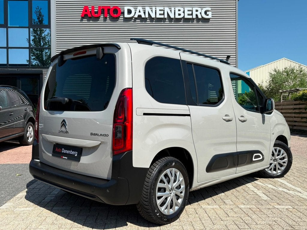 Citroen Berlingo 1.2 PureTech Shine AUTOMAAT,CAMERA,Car-play, Zwart, 1298 kg, Origineel Nederlands, Nieuw