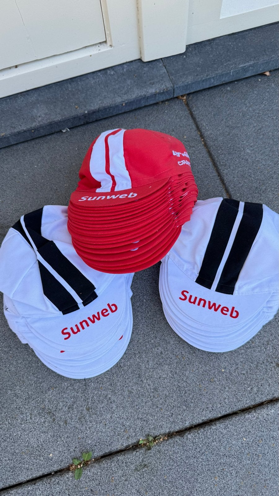 Sunweb fiets petjes - rood en wit, Ophalen, Nieuw, Overige maten, Dames