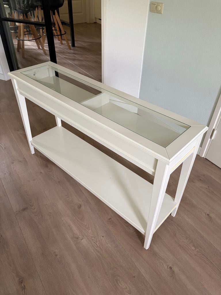 Ikea Liatorp- Witte sidetable, glazen blad en opbergruimte, Huis en Inrichting, Tafels | Sidetables, Ophalen, Gebruikt, 100 tot 150 cm