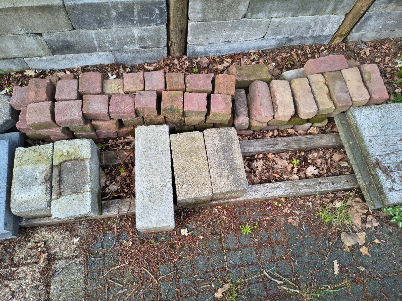 Gebruikte bakstenen en grijze stapelblokken, Tuin en Terras, Tegels en Klinkers, Ophalen, Gebruikt, Beton, Overige typen