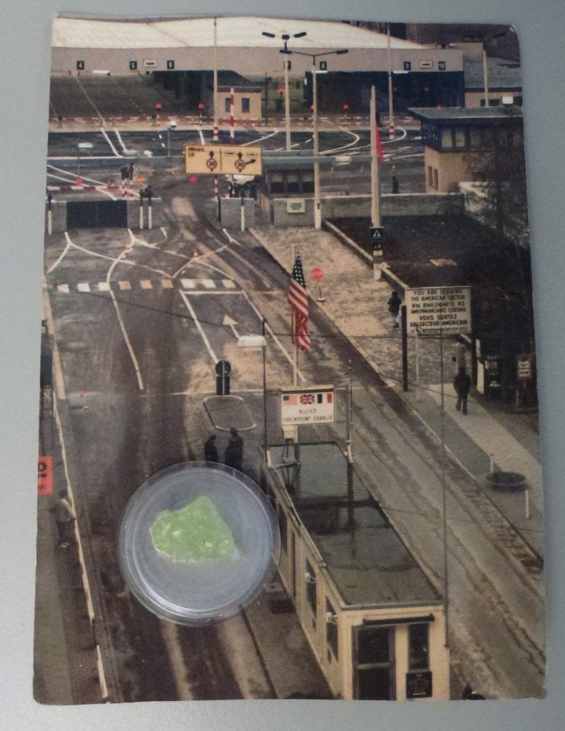 Ansichtkaart Berlijn met een stuk van de muur, Ophalen of Verzenden, 1980 tot heden, Overig Europa