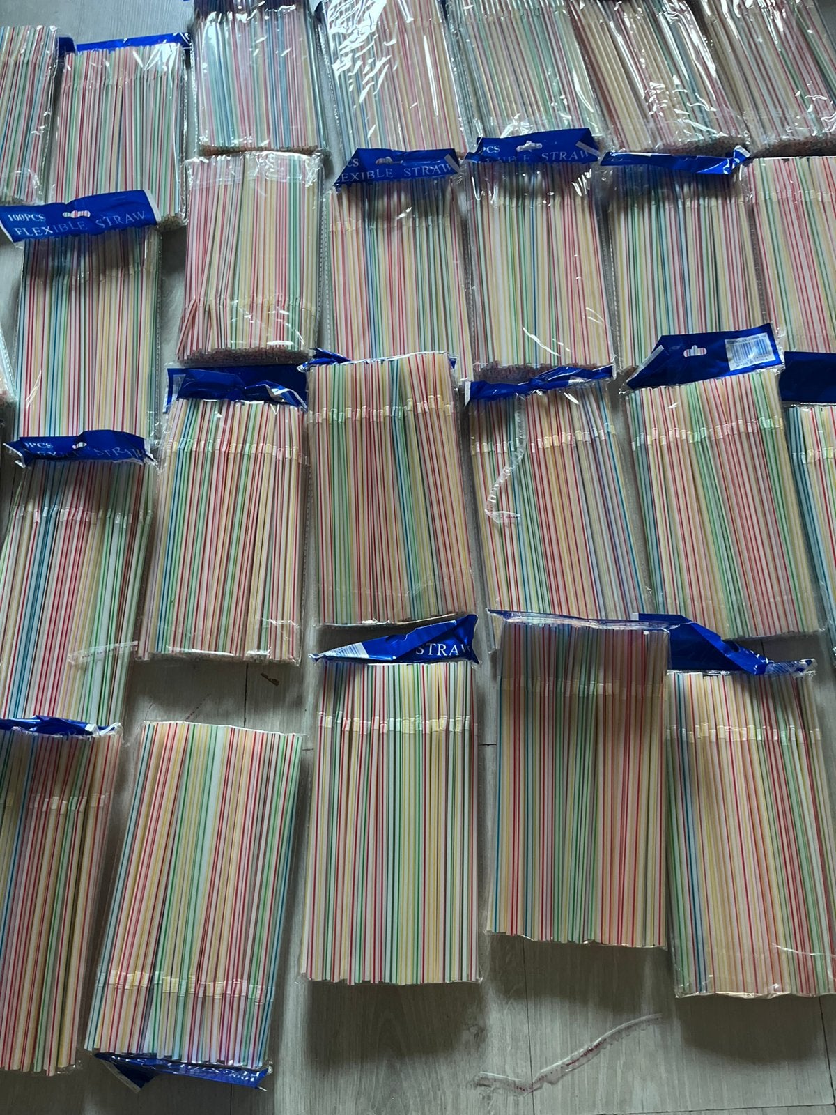 Plastic gekleurde rietjes 100 stuk per pak, Ophalen of Verzenden, Zo goed als nieuw