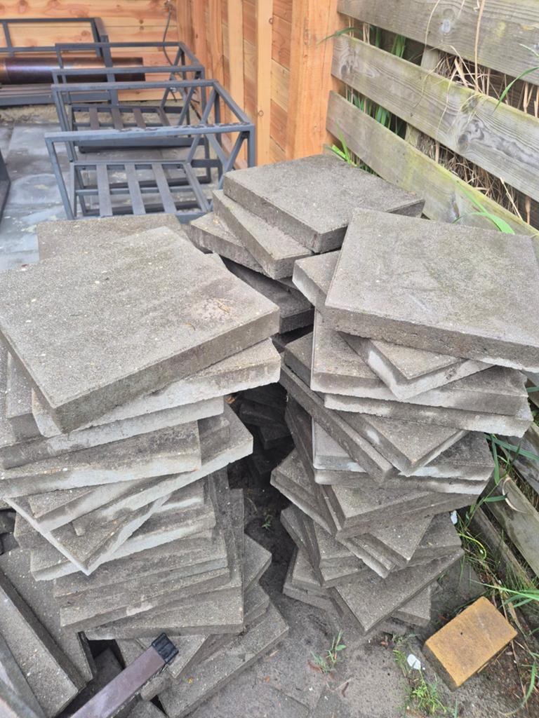 Gratis af te halen: 80m2 betontegels (standaard afmeting), Tuin en Terras, Ophalen, Gebruikt, 10 m² of meer, Beton