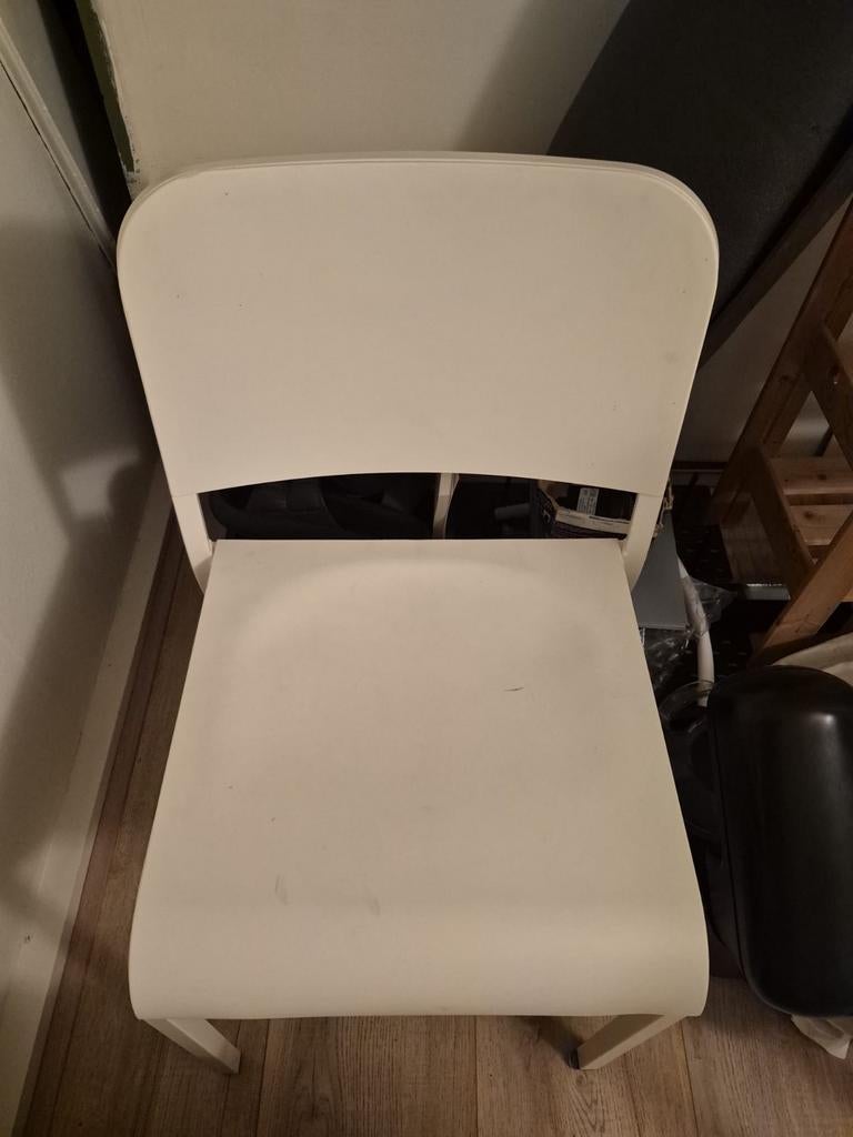 2 witte kunststof IKEA stoelen, Ophalen