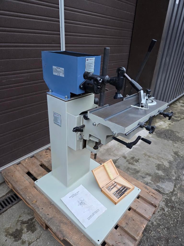 HBM langgat tafelboormachine 2200 Watt 230 Volt, Ophalen of Verzenden, Gebruikt, 600 watt of meer, Kolomboormachine