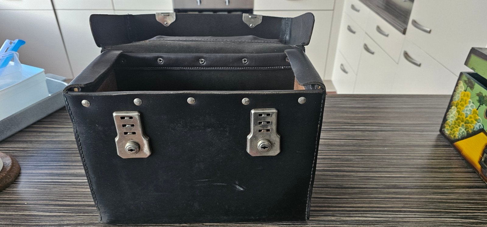 Zware Leren Zwarte Gereedschapskoffer met Draagriem, Ophalen of Verzenden, Gebruikt, Gereedschapsopslag, Overige merken