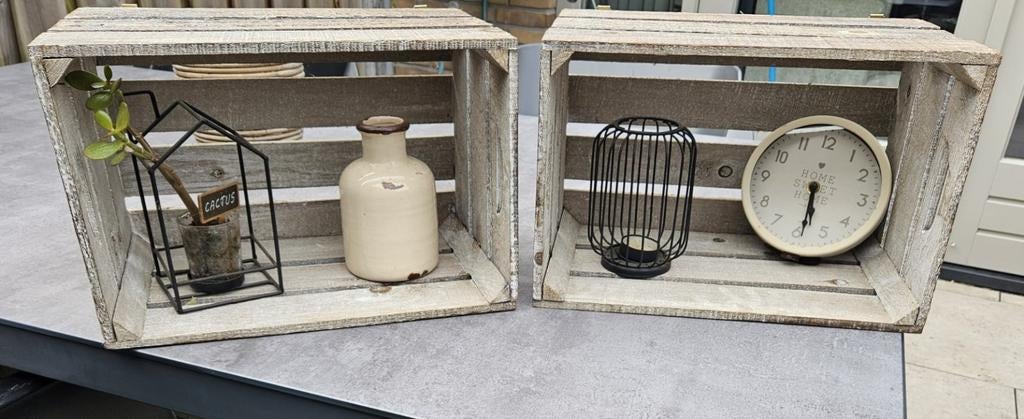 Twee houten kratten, Ophalen