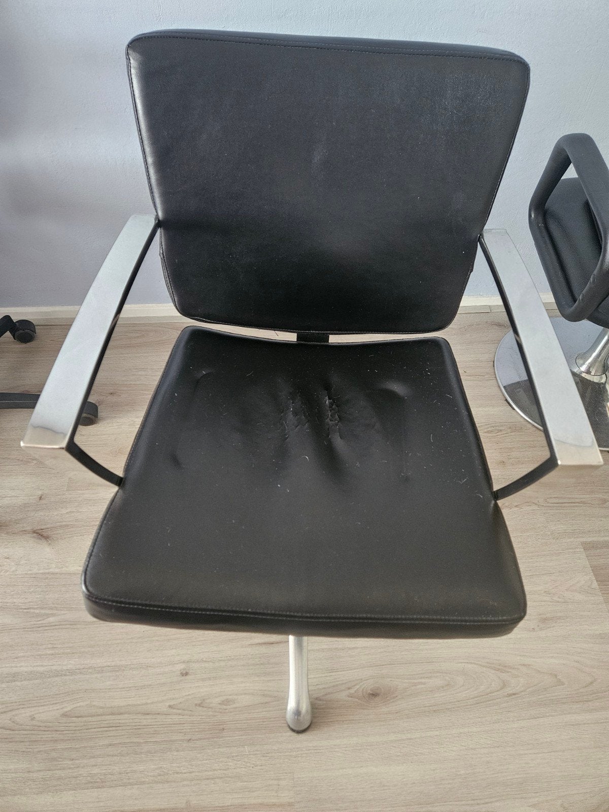 Zwarte kappersstoel met verstelbare hoogte, Huis en Inrichting, Stoelen, Ophalen, Gebruikt, Zwart, Metaal