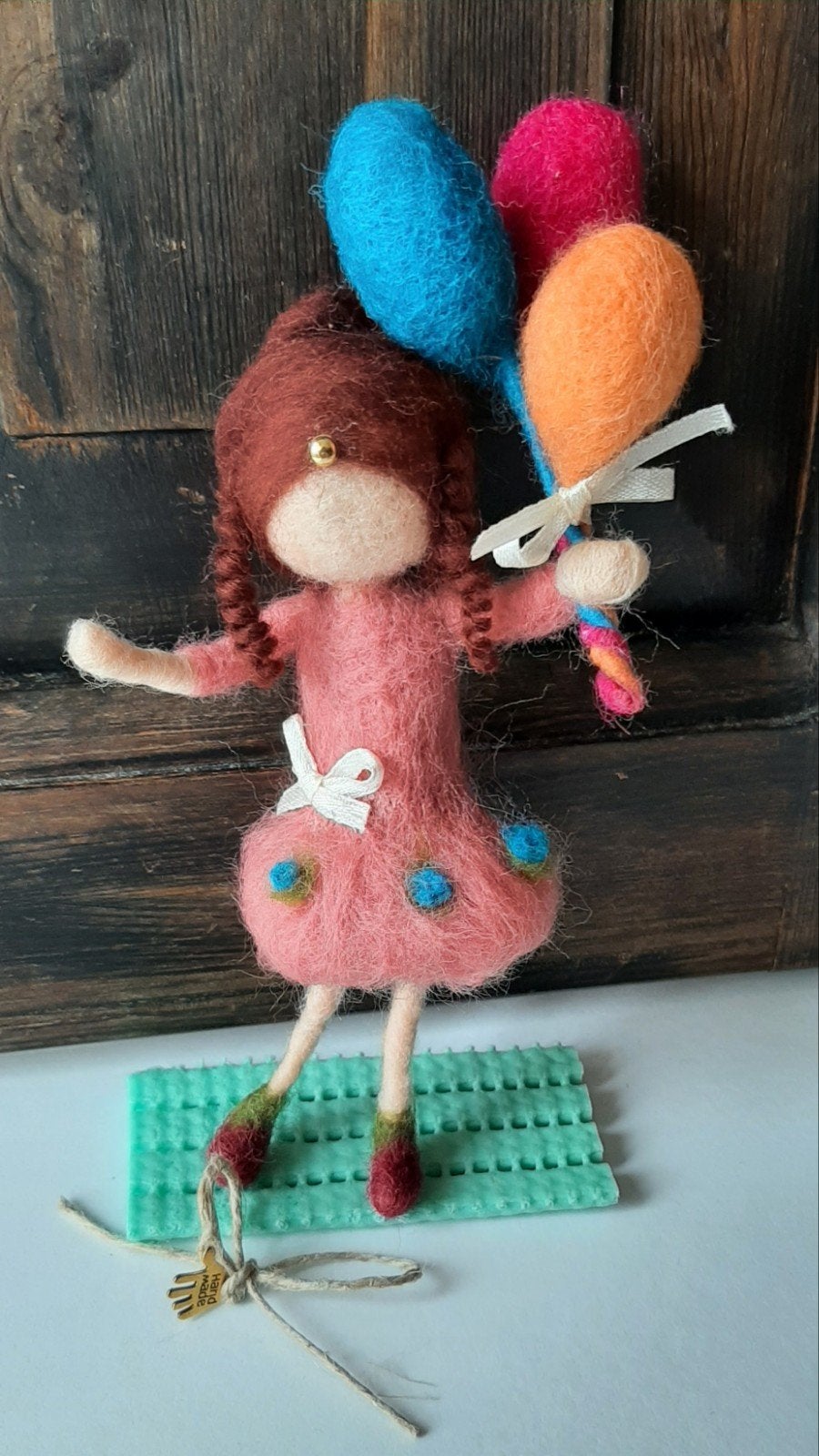 Genaaldvilt meisje met ballonnetjes wol naaldvilten handmade, Ophalen of Verzenden