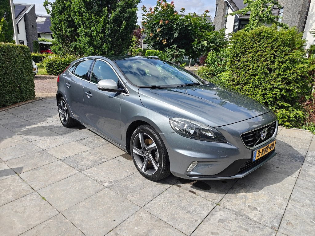 Volvo V40 R-design | Pano | Premium Audio | Osmium Grey, Auto's, Volvo, Voorwielaandrijving, 1596 cc, Zwart, 4 cilinders