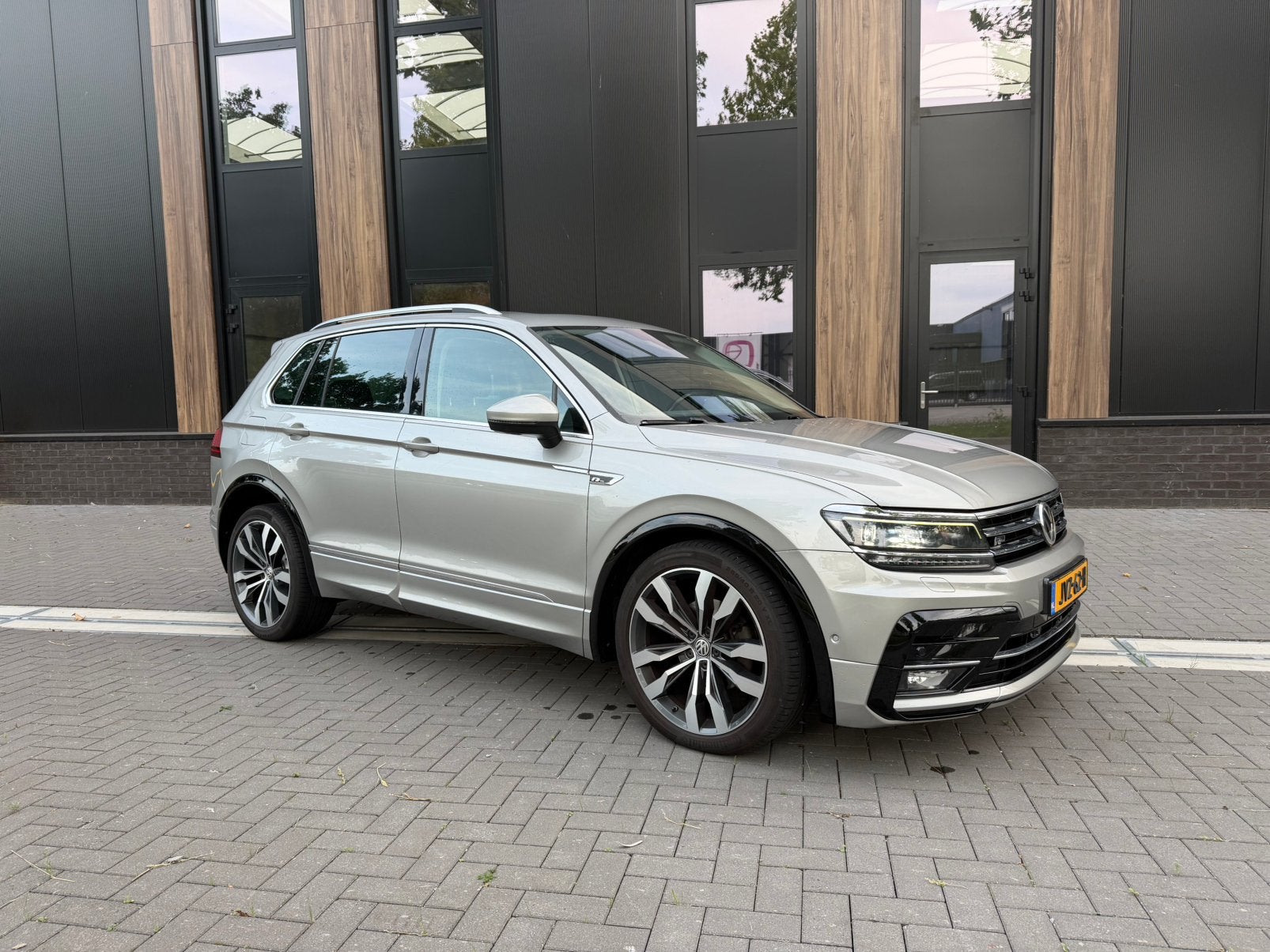 Volkswagen Tiguan R-Line DSG leer Aut Pano Navi Virtual Disp, Auto's, 1800 kg, 4 cilinders, 1395 cc, Particulier
