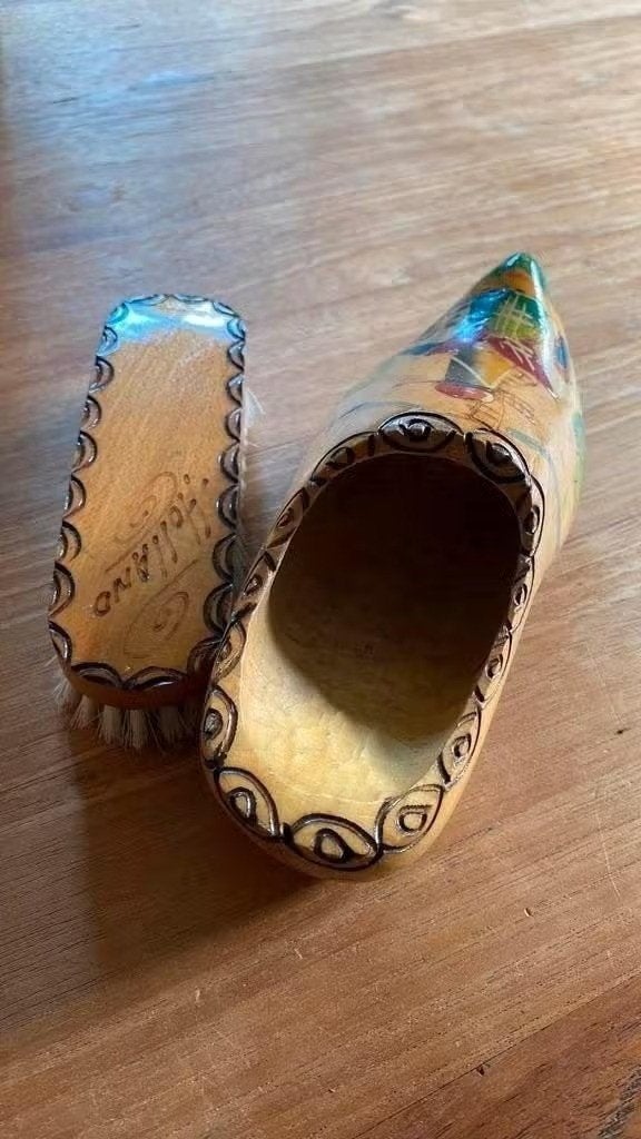 Houten klomp met borstel ( vintage ) Holland- Zierikzee, Ophalen of Verzenden