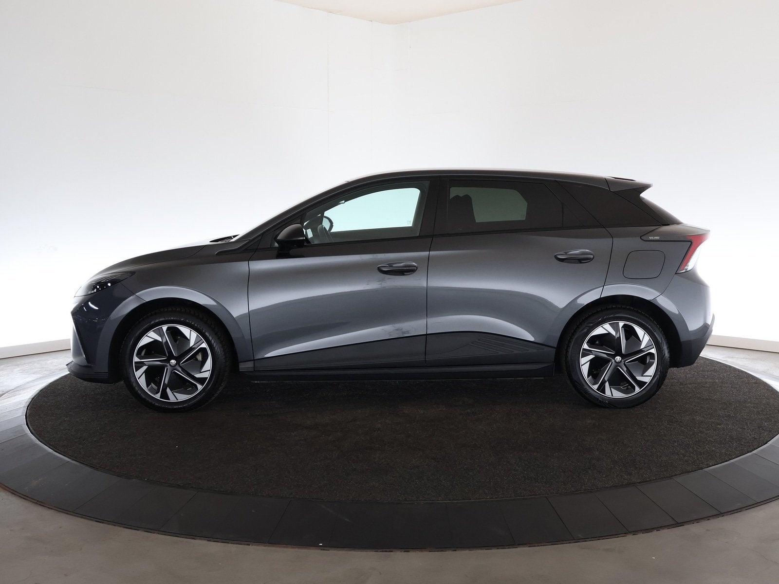 MG Mg4 electric Luxury 64 kWh | ACC | Carplay | PDC | 12 maa, Auto's, Achterwielaandrijving, Gebruikt, Zwart, 1675 kg