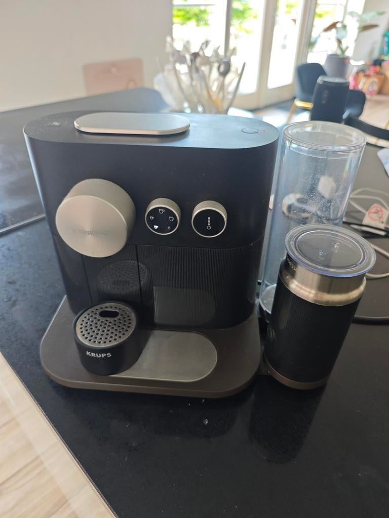 Krups Nespresso Expert & Milk XN6018 - defect, Witgoed en Apparatuur, Koffiezetapparaten, Niet werkend, Koffiepads en cups, Koffiemachine