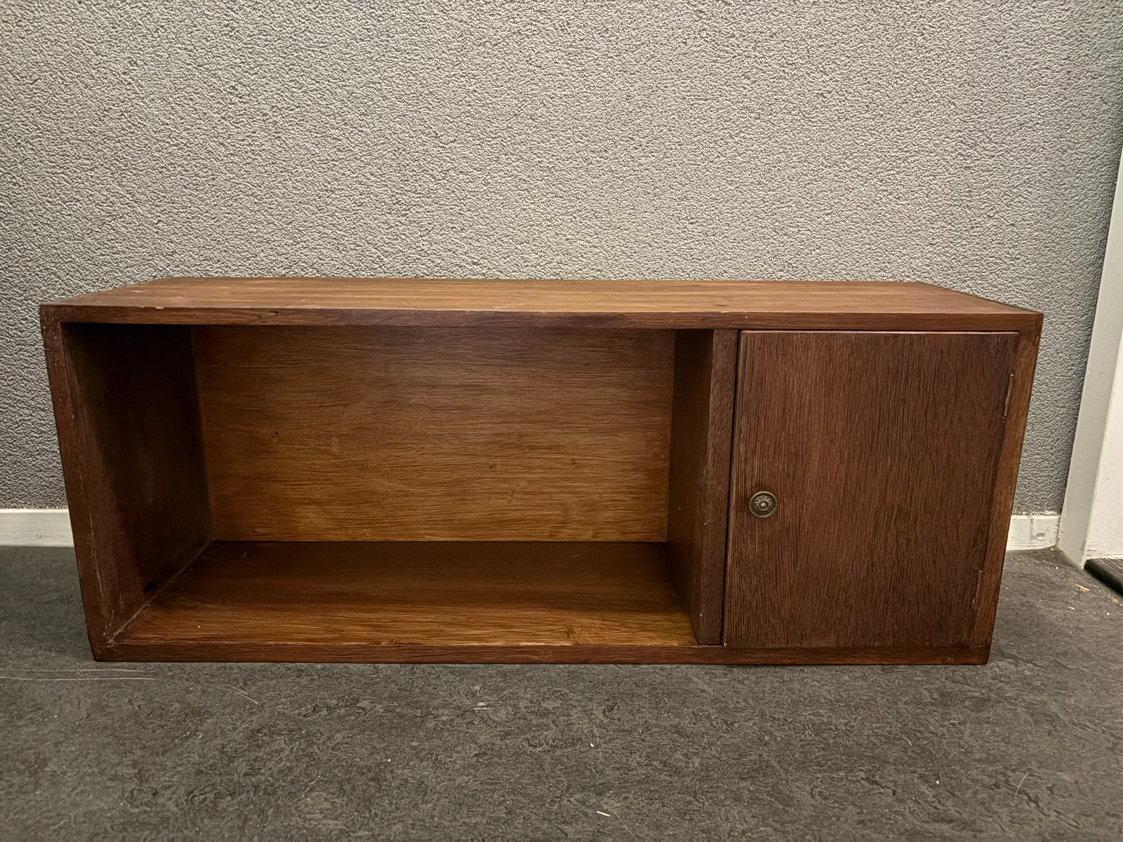 Wandkastje / nachtkastje van bruin hout met deurtje, Antiek en Kunst, Antiek | Meubels | Kasten, Ophalen