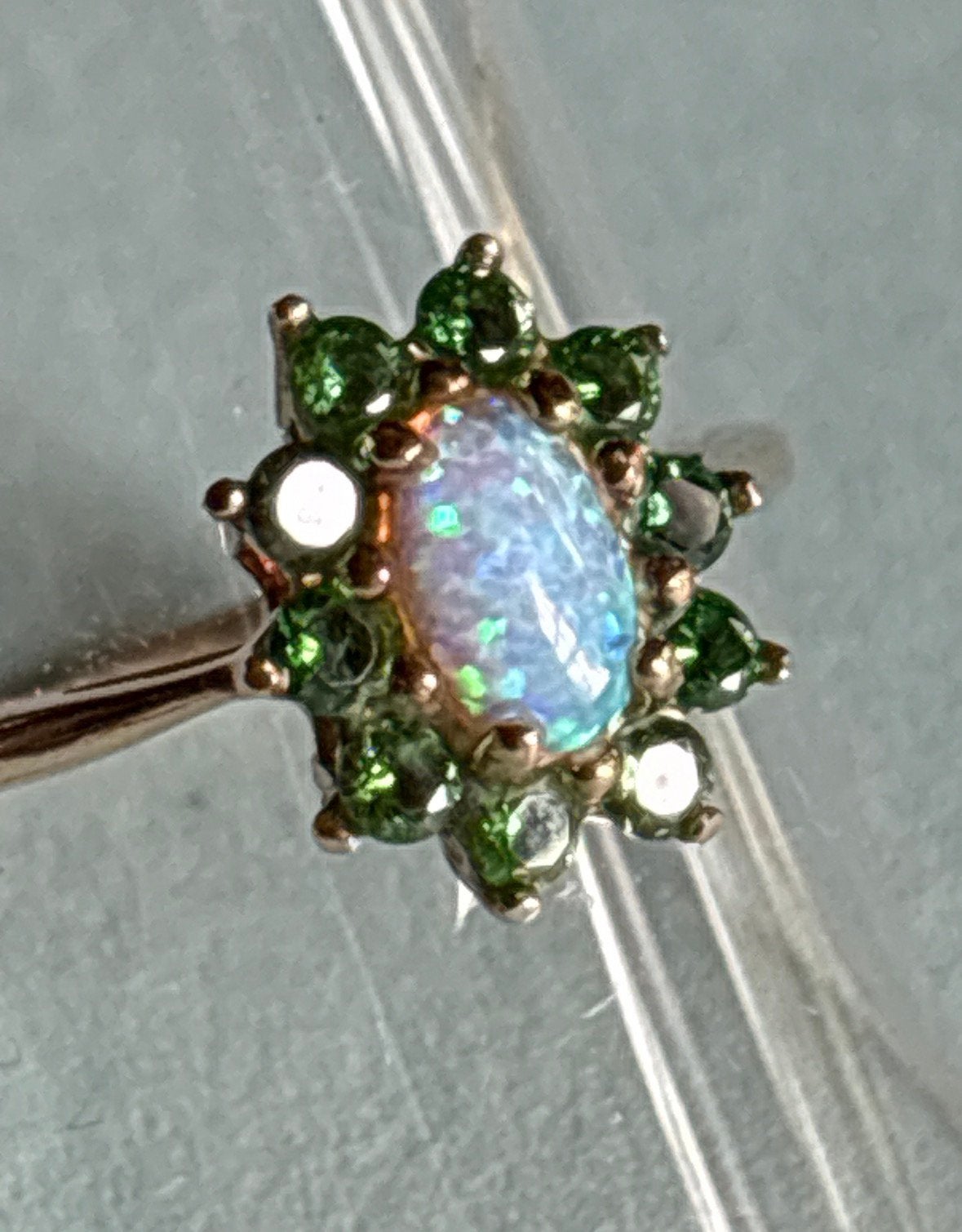 Prachtige vintage 9 karaat gouden ring met opaal en smaragd?, Verzenden, Dame, Goud, Kleiner dan 17